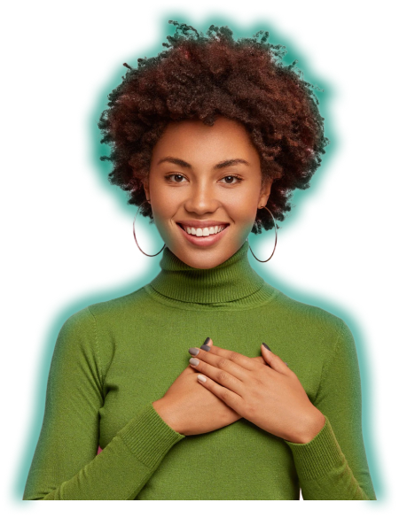 Foto de uma mulher sorrindo e com as mãos na altura do coração